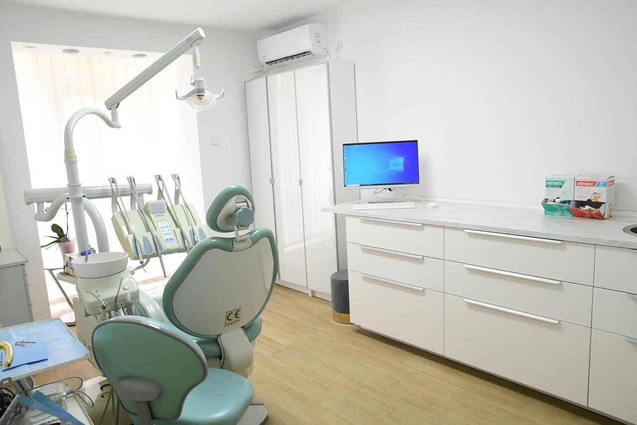 Cabinet stomatologic modern echipat cu tehnologie laser pentru tratamentul parodontozei la Dentio Clinic București