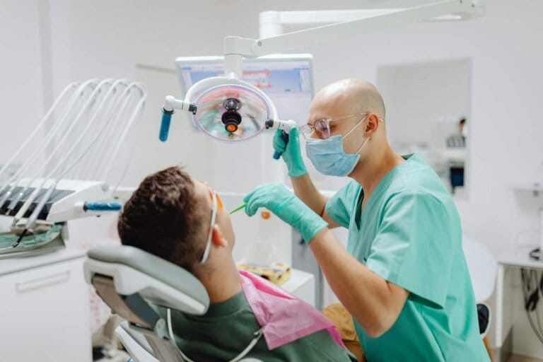 1. Intarirea dintilor care se misca - solutii pentru mobilitatea dentara si imbunatatirea sanatatii orale_Cabinet stomatologic, medic stomatolog, pacient, echipament medical