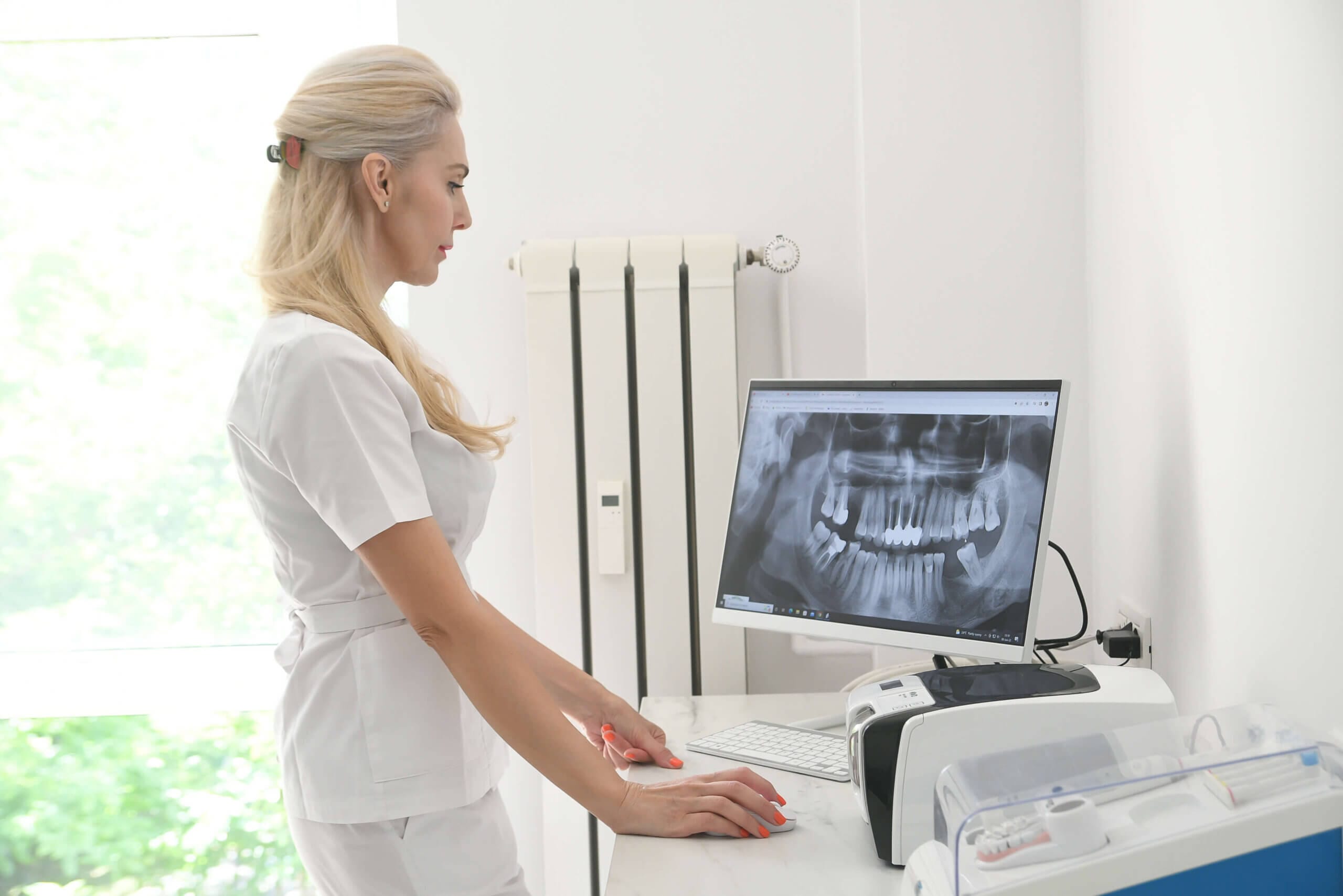 medic-implantolog-analiza-radiografie-panoramica-dentioclinic